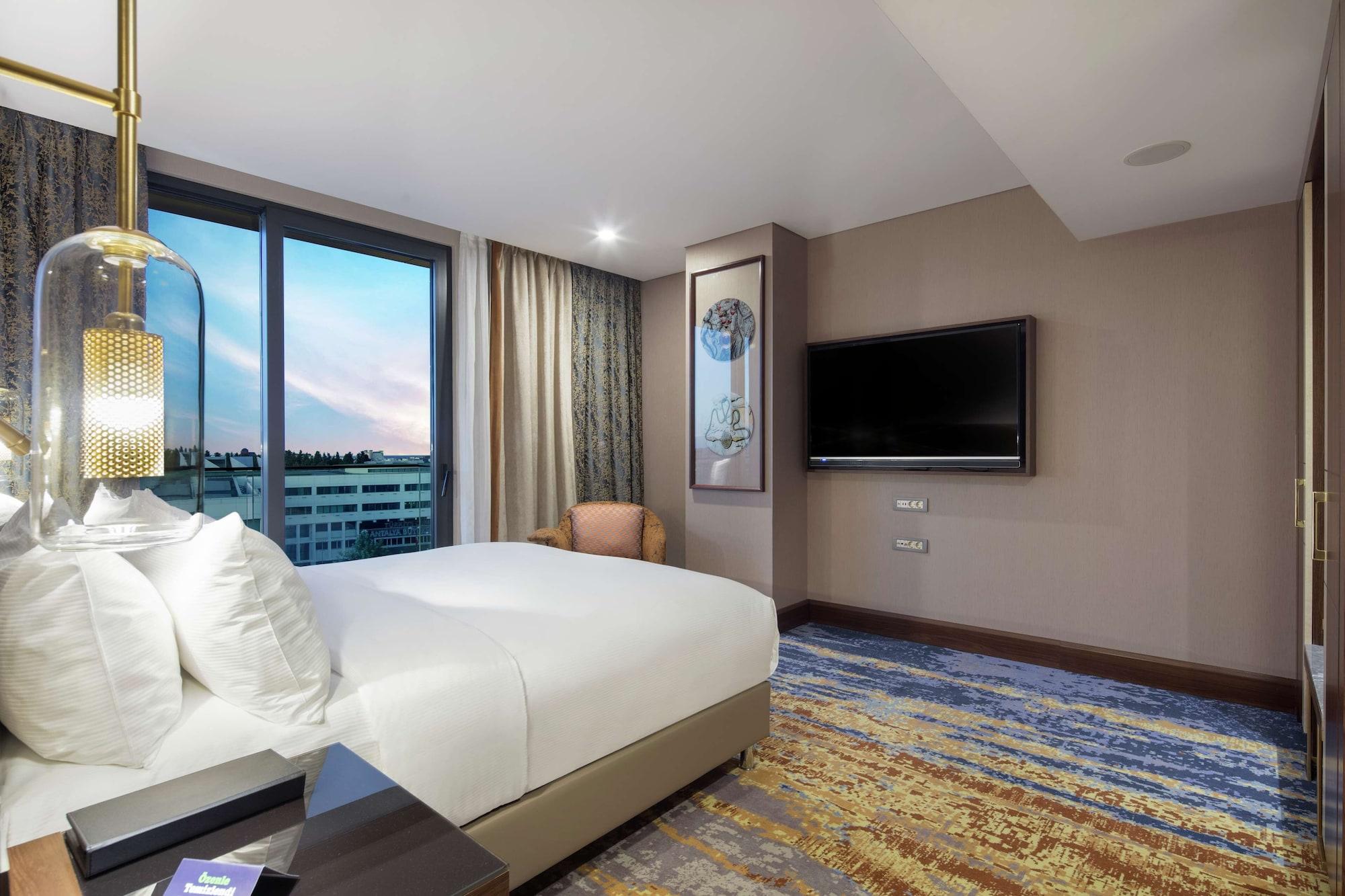 安塔利亚市中心希尔顿逸林酒店 外观 照片 A bedroom at the hotel
