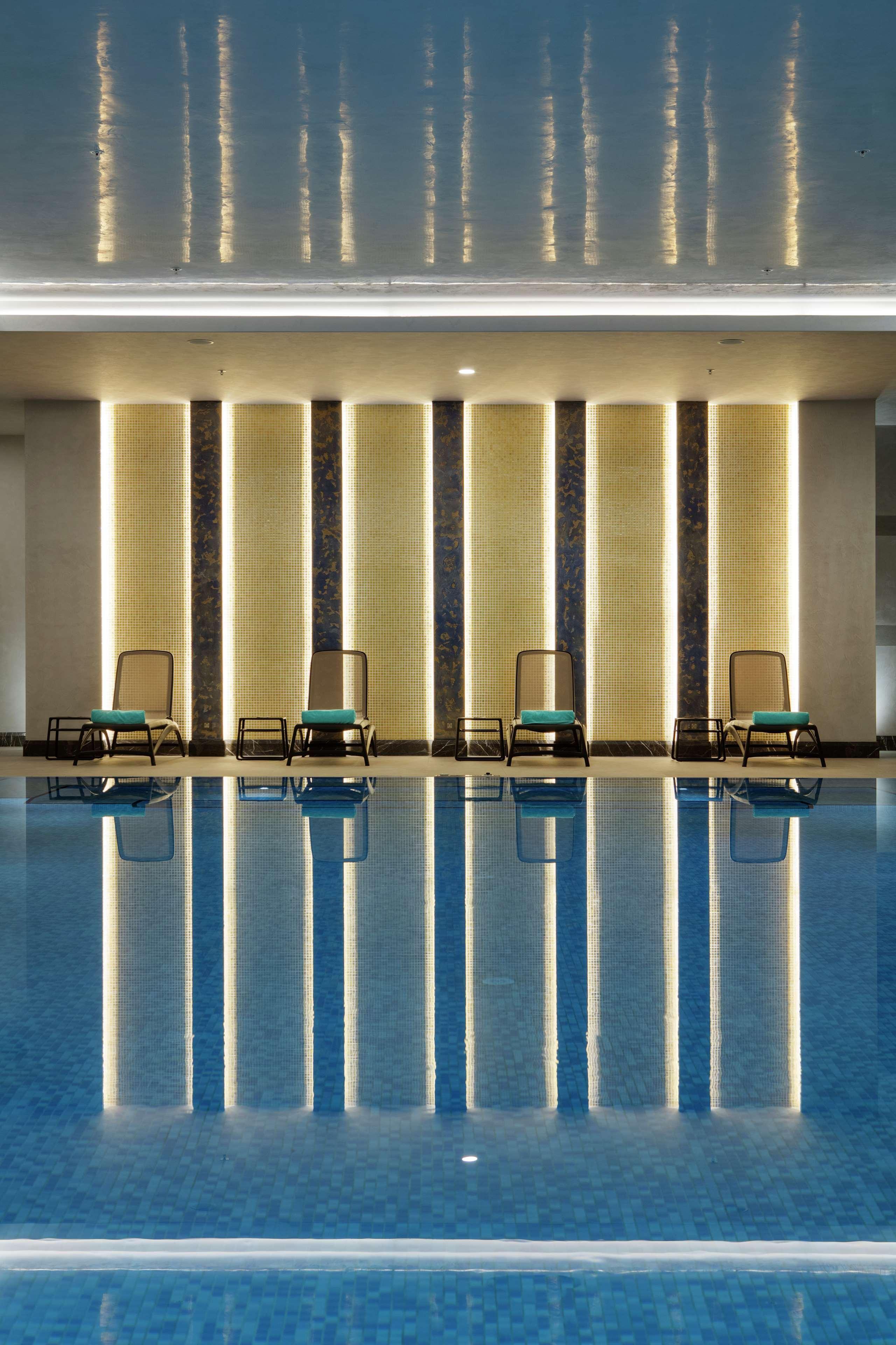 安塔利亚市中心希尔顿逸林酒店 外观 照片 The swimming pool at the hotel