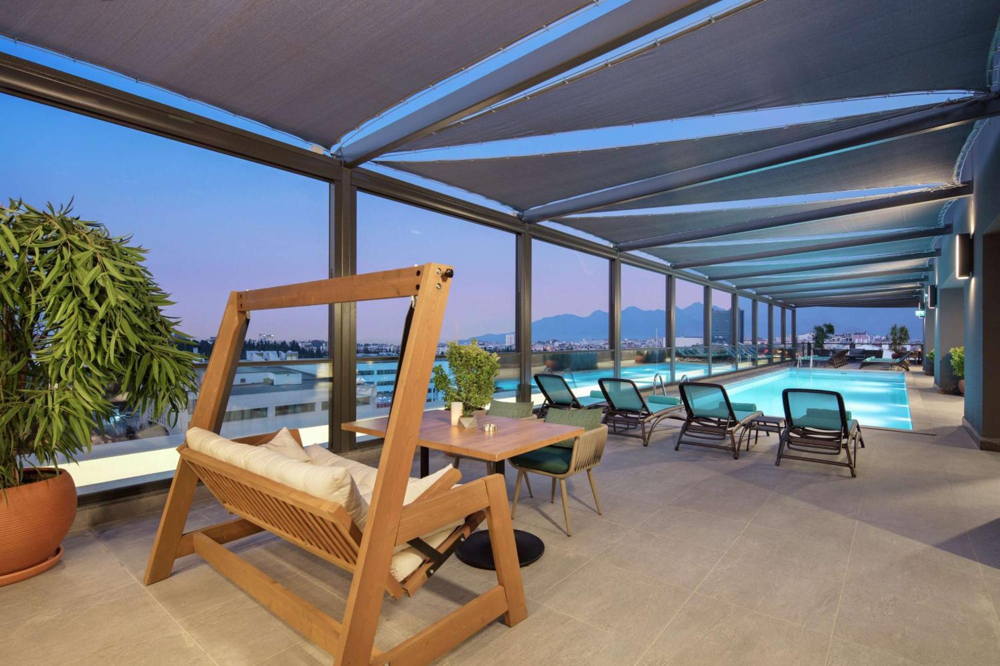 安塔利亚市中心希尔顿逸林酒店 外观 照片 The hotel's rooftop pool