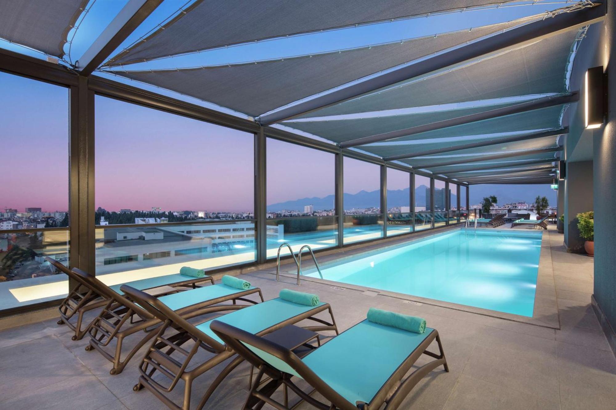 安塔利亚市中心希尔顿逸林酒店 外观 照片 The pool at the hotel